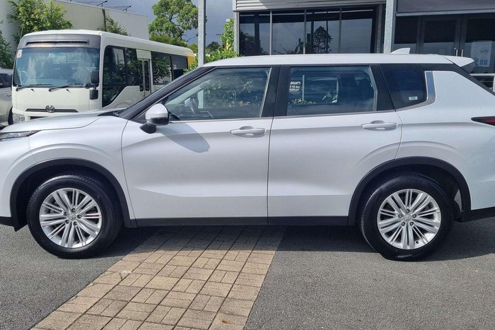 2024 Mitsubishi Outlander ES