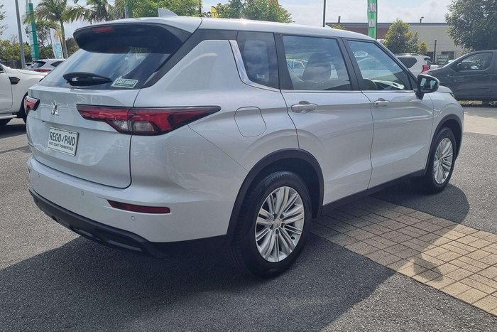 2024 Mitsubishi Outlander ES