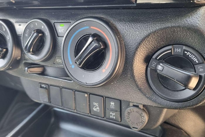 2022 Toyota Hilux SR