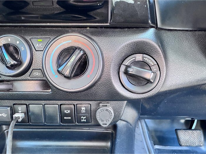 2024 Toyota Hilux SR