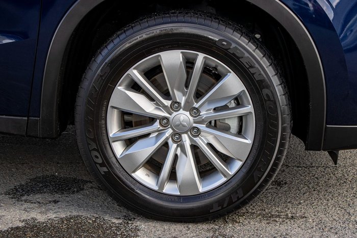 2025 Mitsubishi Outlander ES