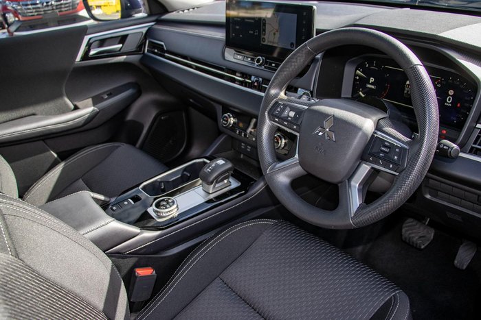 2025 Mitsubishi Outlander ES