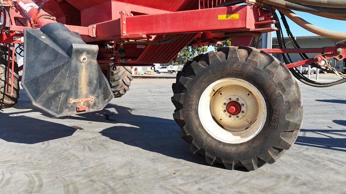 0 Morris 8336 Air Seeder With 3 Bins Used RED