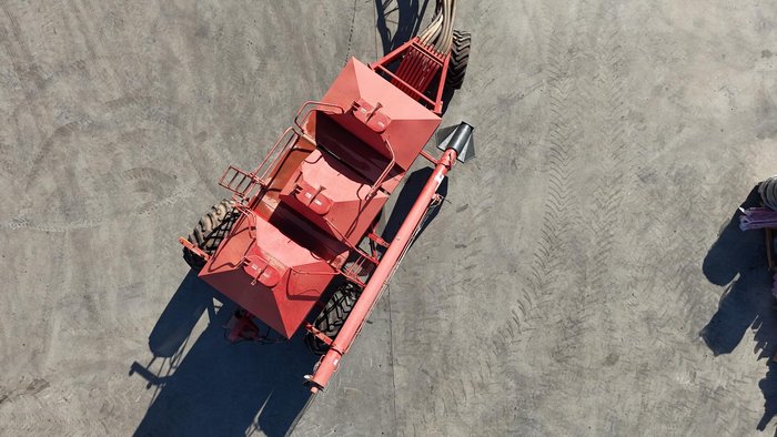 0 Morris 8336 Air Seeder With 3 Bins Used RED