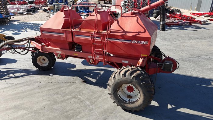 0 USED MORRIS 8336 AIR SEEDER WITH 3 BINS RED