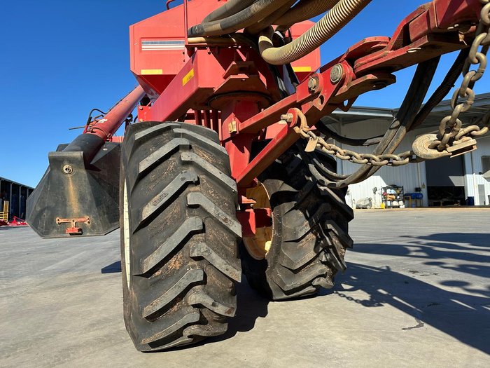 0 Morris 8336 Air Seeder With 3 Bins Used RED
