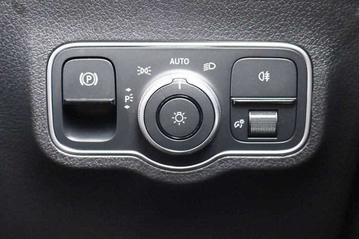 2025 Mercedes-Benz GLB-Class GLB200