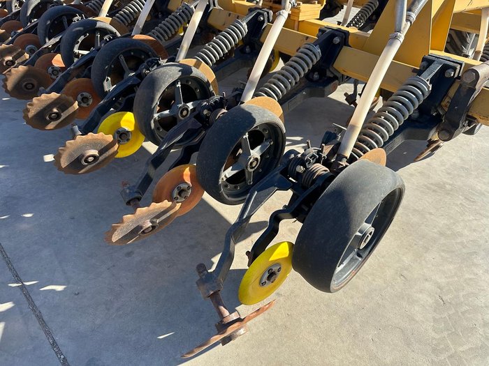 0 USED SERAFIN ULTISOW 12M DISC SEEDER WITH 48 ROWS Yellow