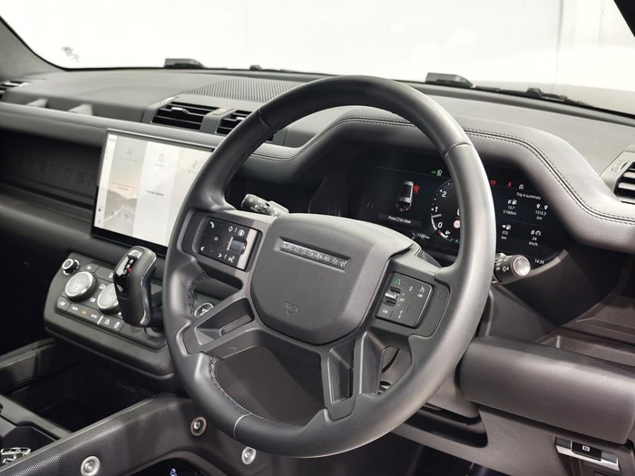 2025 Land Rover Defender 130 P400 Outbound