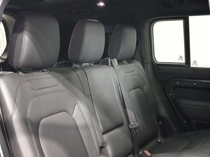 2025 Land Rover Defender 130 P400 Outbound