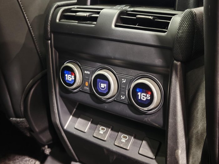 2025 Land Rover Defender 130 P400 Outbound