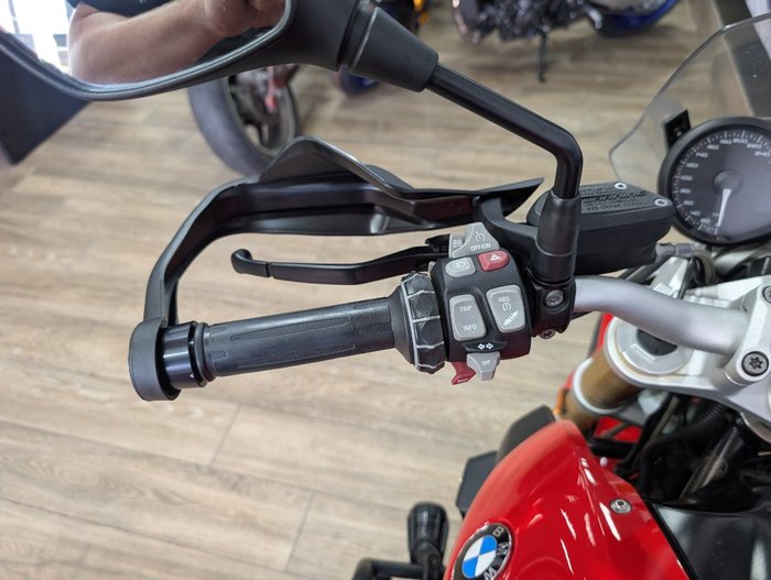 2018 BMW Motorrad R1200R RED