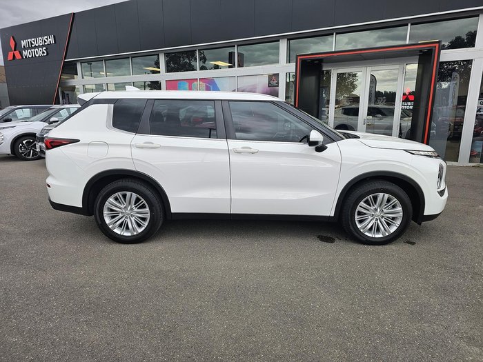 2022 Mitsubishi Outlander ES