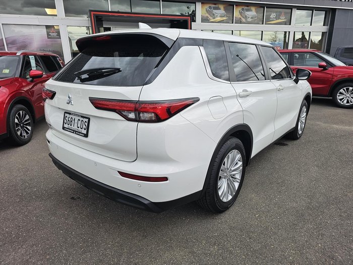 2022 Mitsubishi Outlander ES