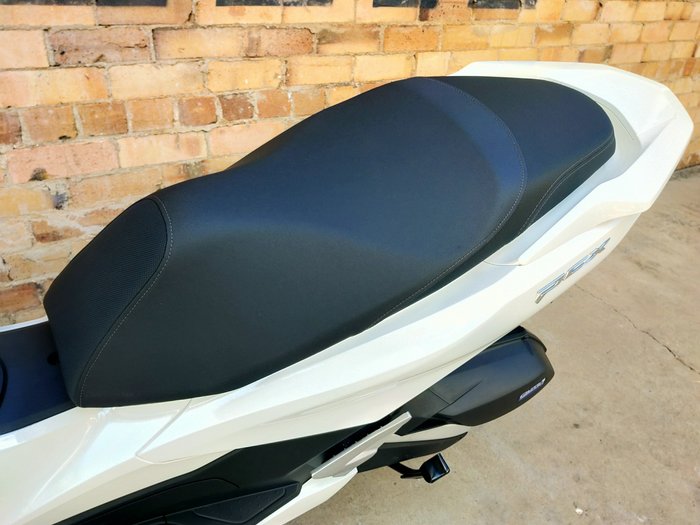 2025 HONDA PCX 125 SCOOTER WHITE