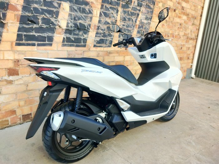 2025 HONDA PCX 125 SCOOTER WHITE