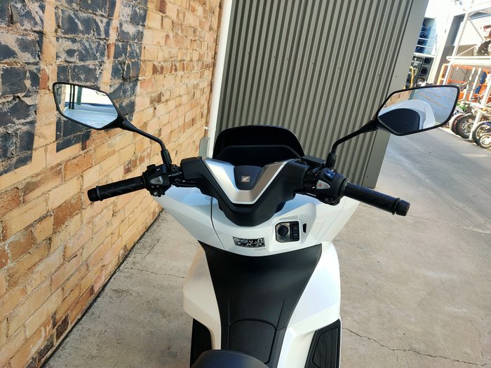 2025 HONDA PCX 125 SCOOTER WHITE