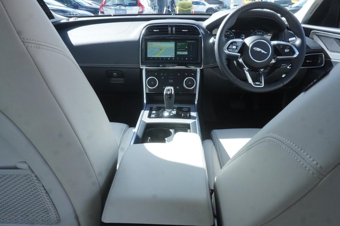 2020 Jaguar XE P300 R-Dynamic SE