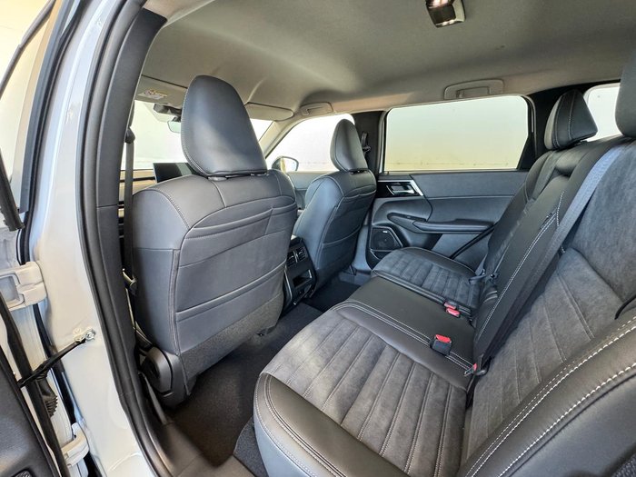 2025 Mitsubishi Outlander LS