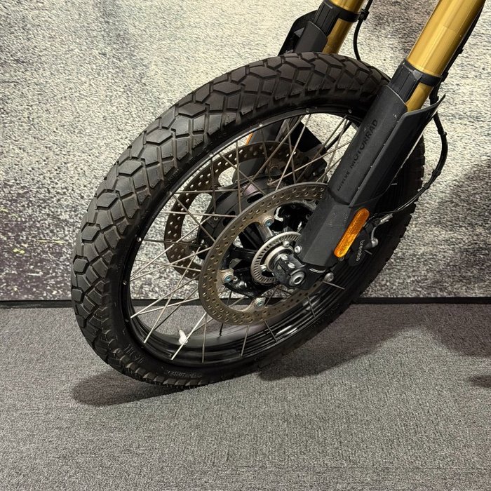 2025 BMW Motorrad R 12 Black