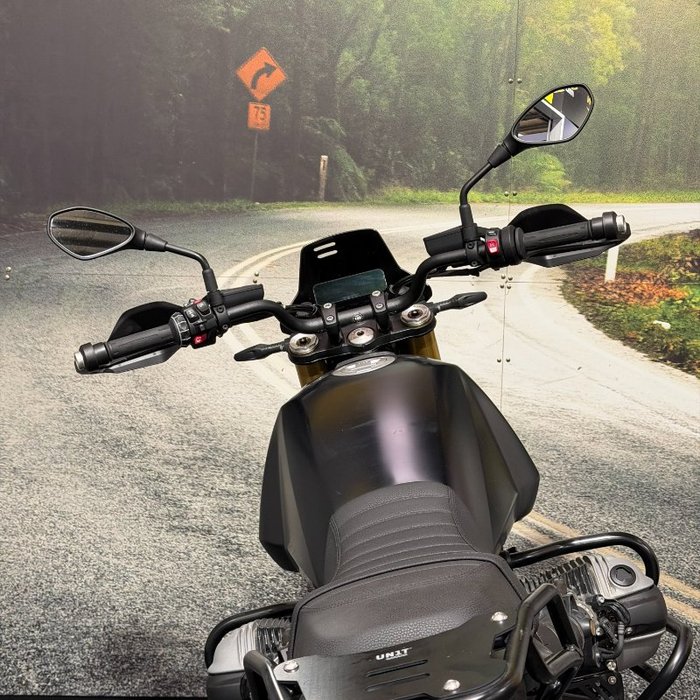 2025 BMW Motorrad R 12 Black
