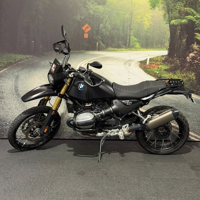 2025 BMW Motorrad R 12 Black