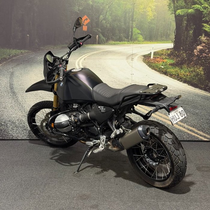 2025 BMW Motorrad R 12 Black