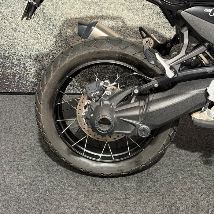 2025 BMW Motorrad R 12 Black