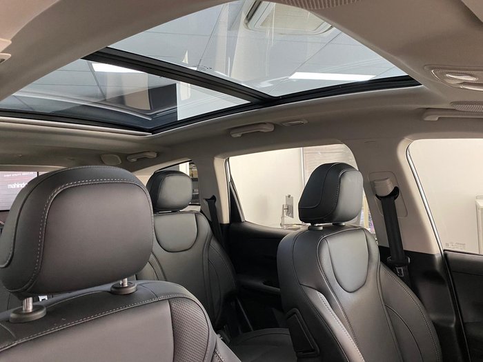 2025 Mahindra XUV700 AX7L
