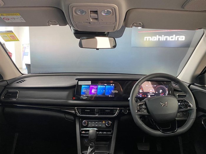 2025 Mahindra XUV700 AX7L