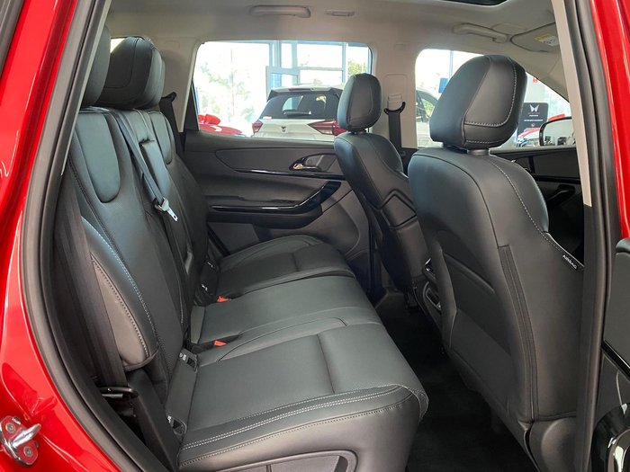 2025 Mahindra XUV700 AX7L