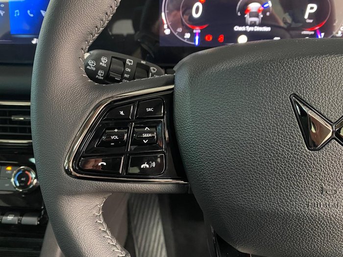 2025 Mahindra XUV700 AX7L