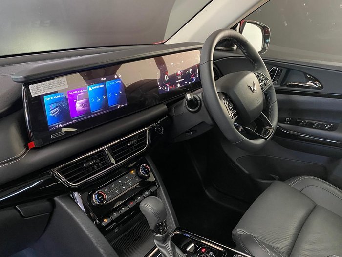 2025 Mahindra XUV700 AX7L