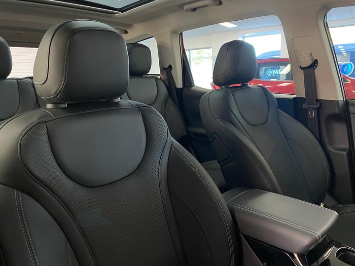 2025 Mahindra XUV700 AX7L