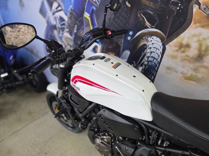 2025 Yamaha XSR700 WHITE