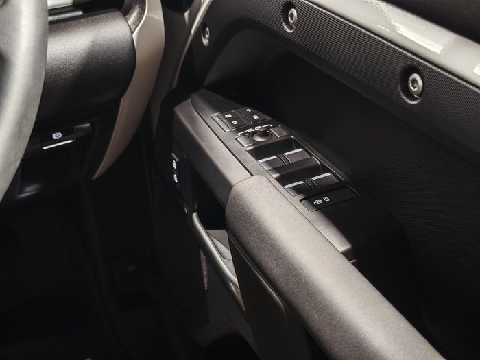 2025 Land Rover Defender 110 D350 X-Dynamic SE