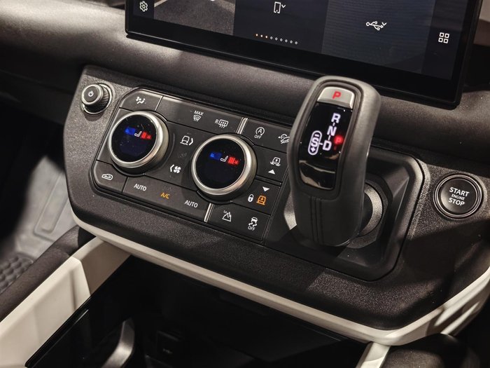 2025 Land Rover Defender 110 D350 X-Dynamic SE