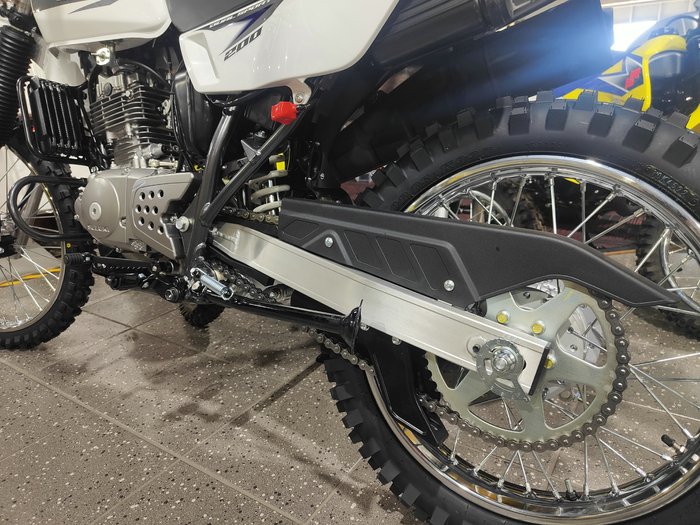 2025 SUZUKI TROJAN (DR200SE) FARM WHITE