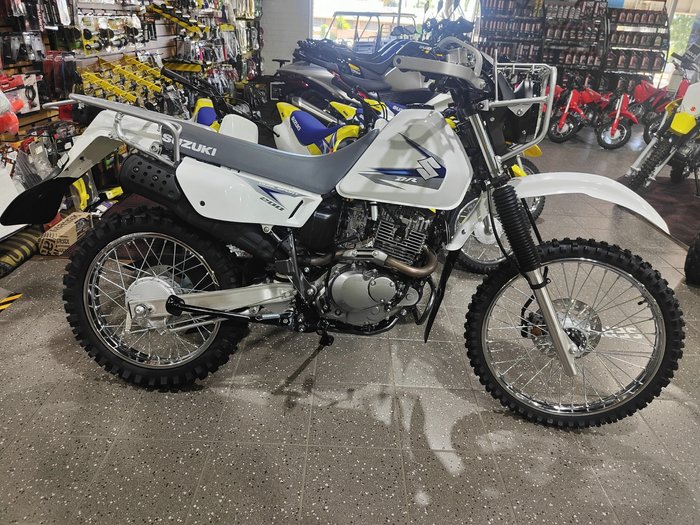 2025 SUZUKI TROJAN (DR200SE) FARM WHITE