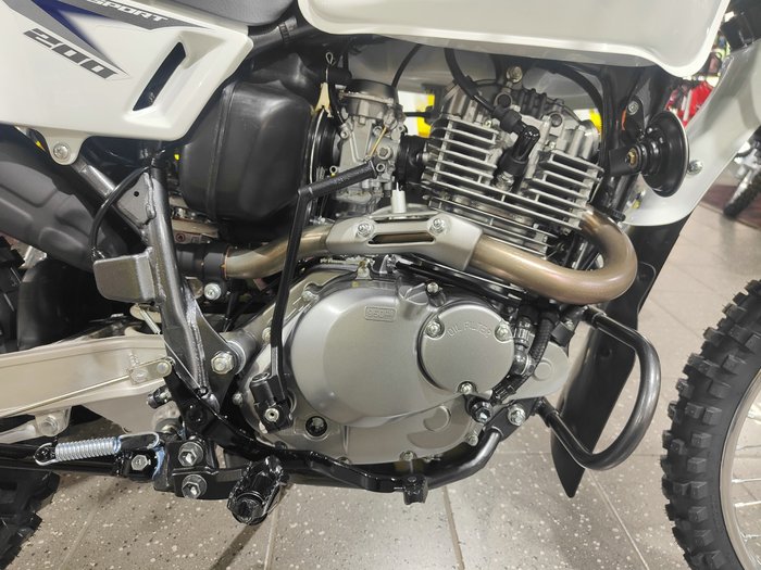 2025 SUZUKI TROJAN (DR200SE) FARM WHITE