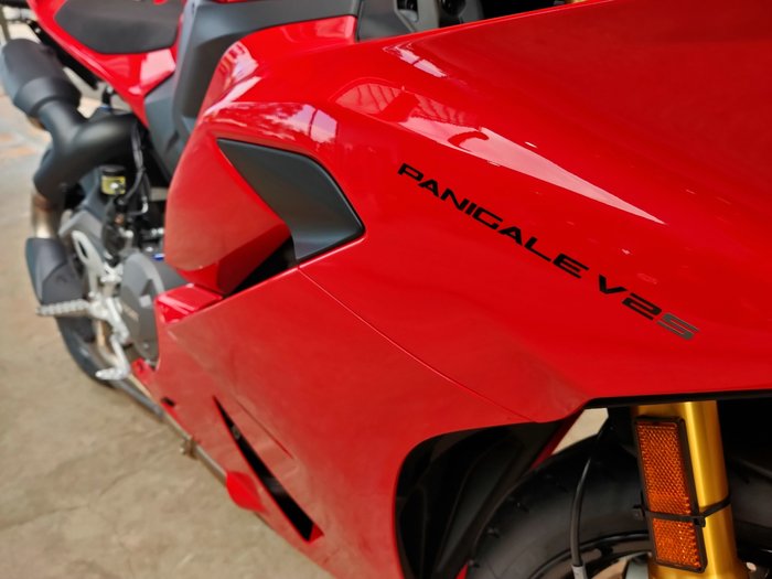 2026 DUCATI PANIGALE V2 S ROAD RED