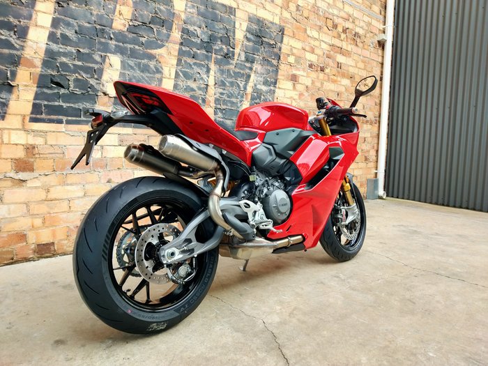 2026 DUCATI PANIGALE V2 S ROAD RED