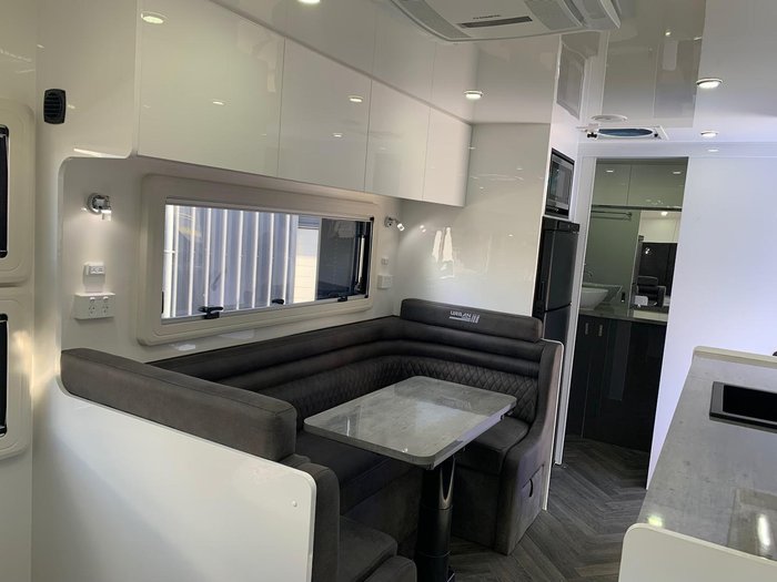 2026 Urban Caravans X-Terrrain 20 Club Louunge