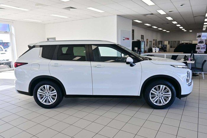 2024 Mitsubishi Outlander LS