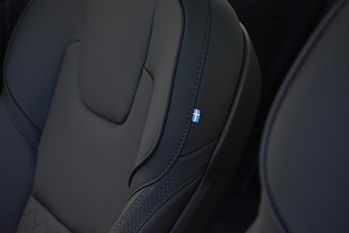 2025 Volvo XC60 Plus T8 Plug-In Hybrid Dark