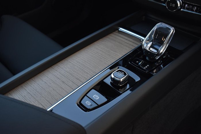 2025 Volvo XC60 Plus T8 Plug-In Hybrid Dark