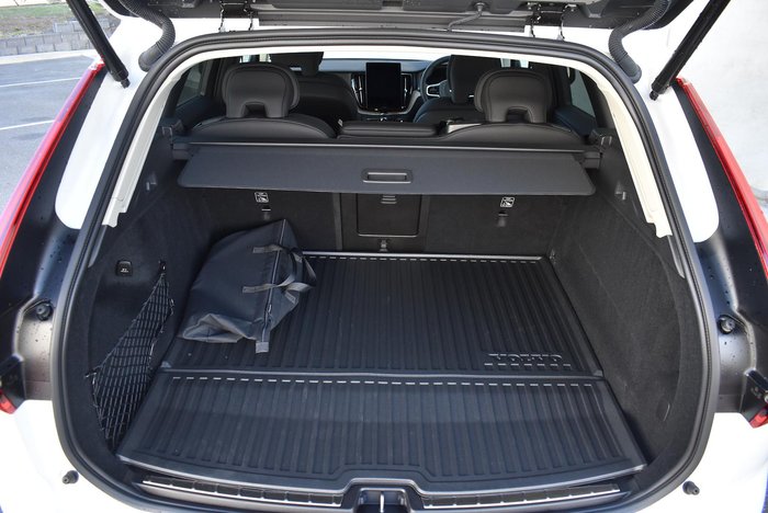 2025 Volvo XC60 Plus T8 Plug-In Hybrid Dark