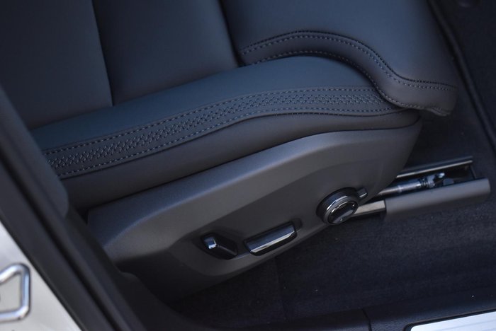 2025 Volvo XC60 Plus T8 Plug-In Hybrid Dark