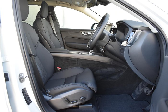 2025 Volvo XC60 Plus T8 Plug-In Hybrid Dark