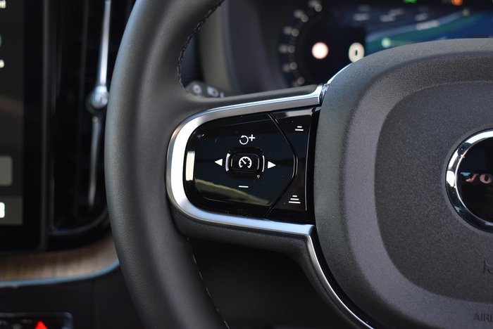 2025 Volvo XC60 Plus T8 Plug-In Hybrid Dark